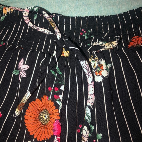 XS floral shorts NWT - Picture 2 of 4